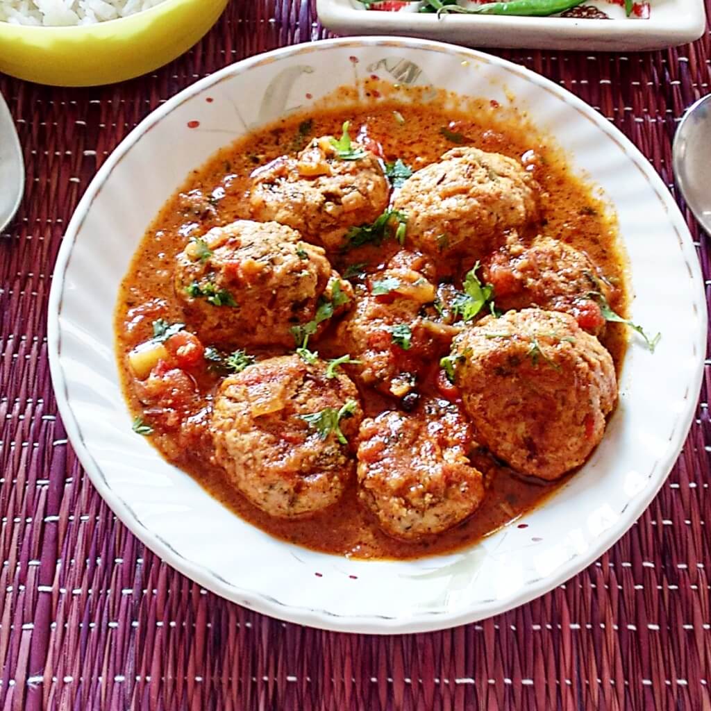 Lamb koftas with chickpeas and spicy tomato sauce.