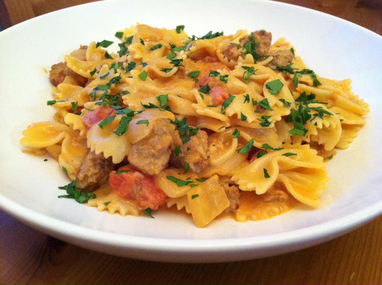 Bow tie with sausage, tomatoes and cream